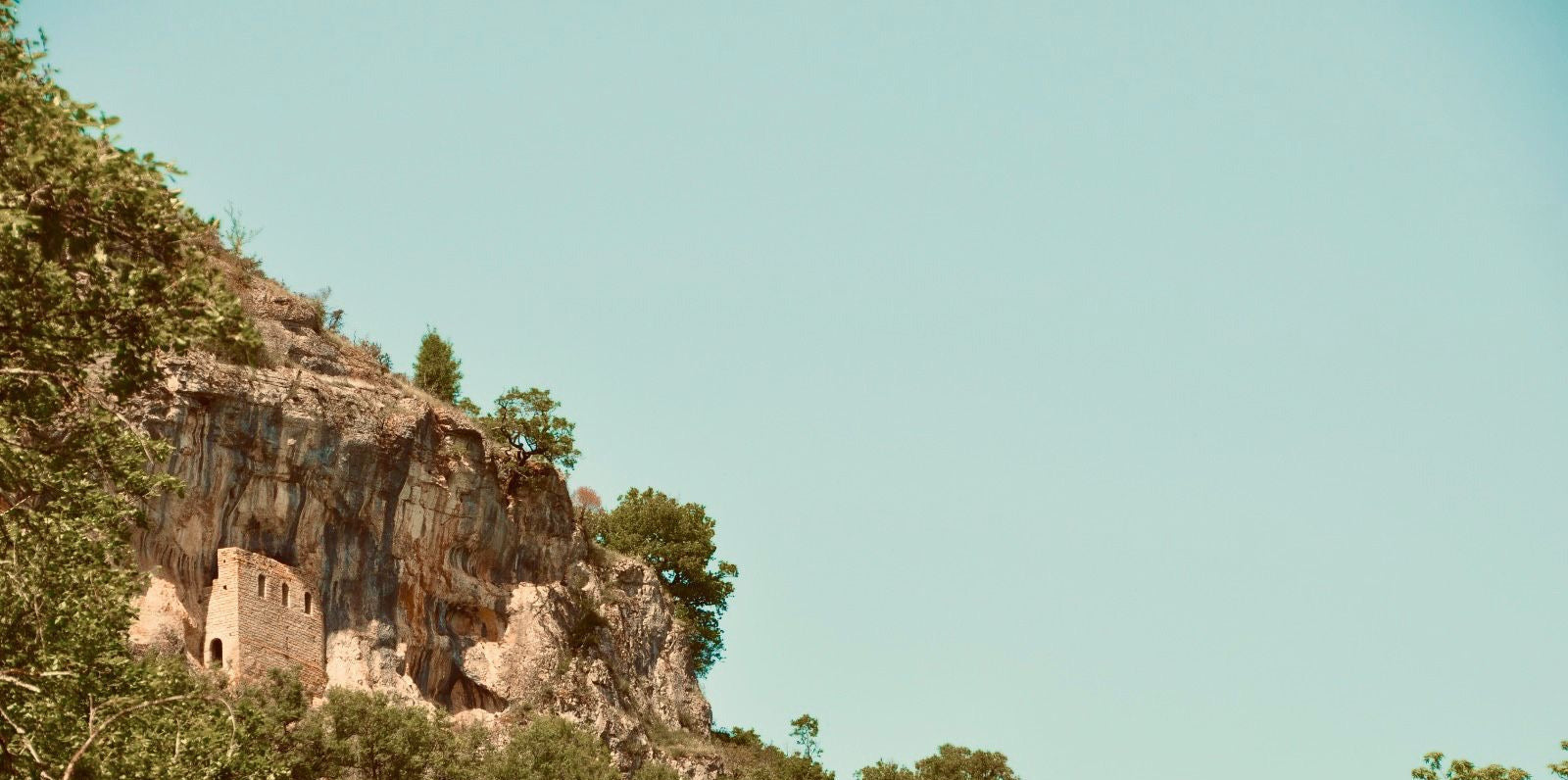 Falaises et nature intacte dans la vallée du Célé, paysage qui entoure Origines et inspire un art de vivre simple, ancré et attentif au temps.