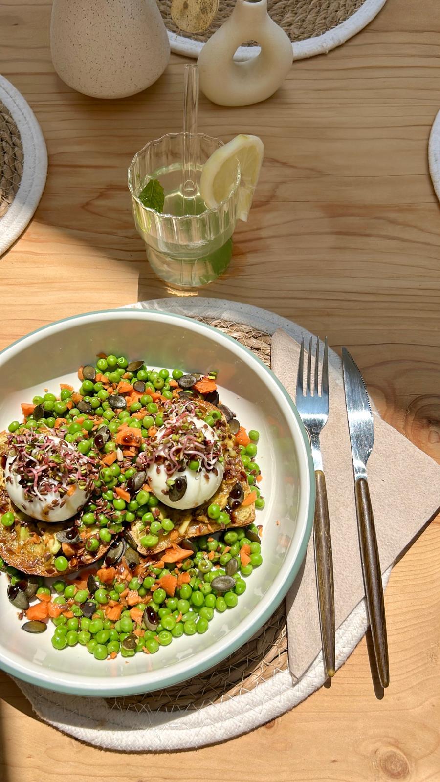Assiette végétale composée de légumes de saison, œufs pochés et graines, servie dans la cuisine holistique d’Origines be holistic.