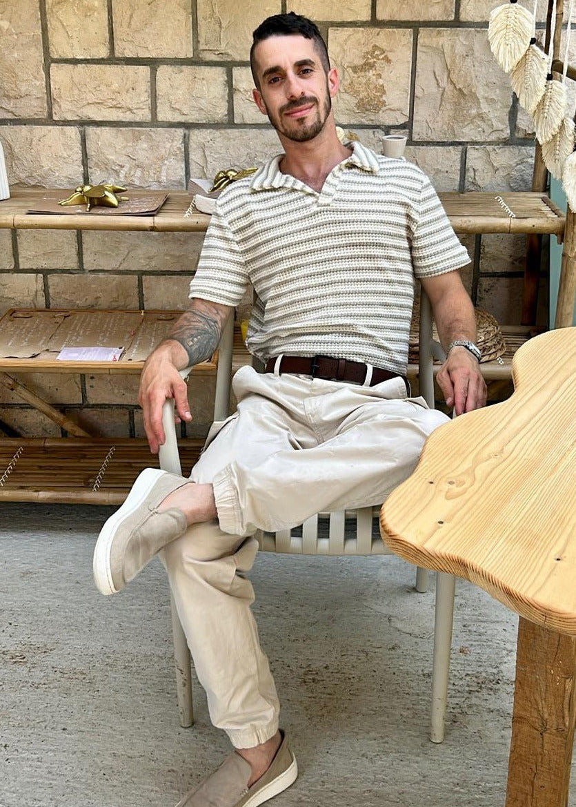 Personne assise en extérieur lors d’un moment calme, dans un cadre naturel et épuré chez Origines be holistic.